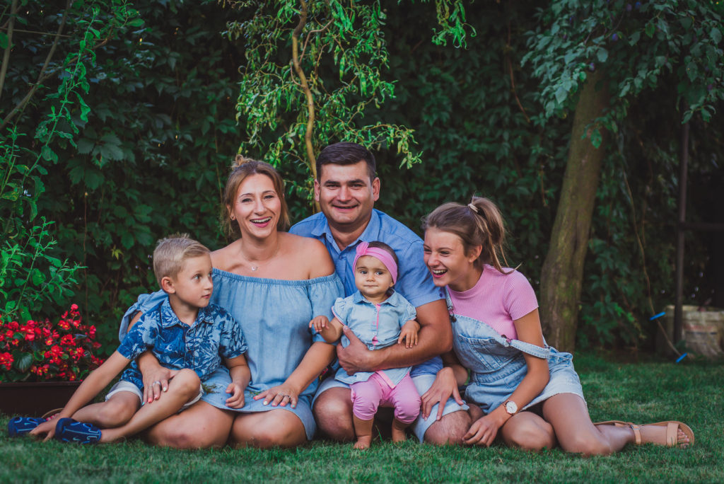 family loughs during lifestyle photo session