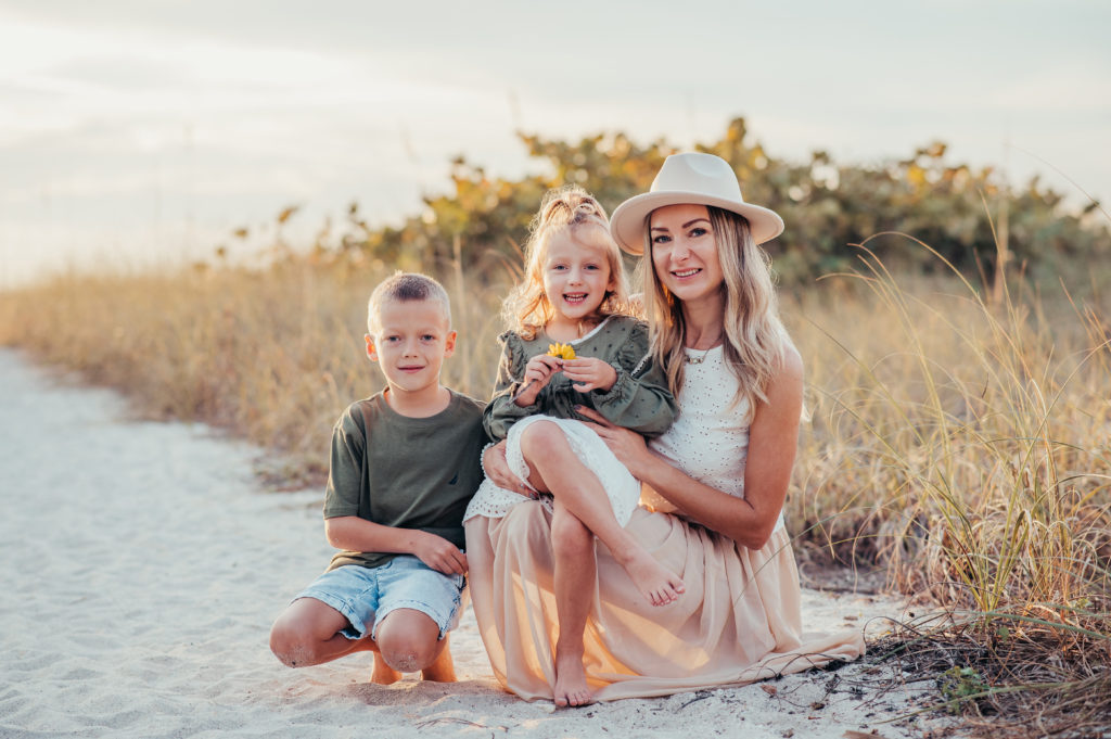 Mom with her kids posing at the Lido beach entrance